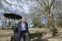 El veterano pol�tico posa en el parque Rosal�a de Castro. 