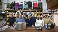 Luis Santa Mar�a Villaverde, en el centro, con todo el equipo de la ferreter�a Villaverde, en Pontevedra