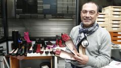 Francisco Maragoto, con algunos modelos de su anterior firma, Loiba, en una imagen de archivo