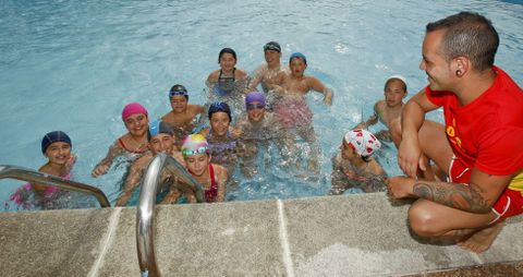 Varios peque�os de Vimianzo disfrutan del agua en la piscina municipal, donde uno de los socorristas es Juan Miguel Amigo. 