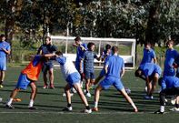Luisito, en el centro, durante un ejercicio de entrenamiento en el campo de A Xunqueira. 