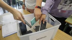 Alumnos de instituto dejan su m�vil a la entrada del centro