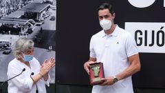 El Ayuntamiento de Gij�n ha homenajeado al central asturiano Ra�l Entrerr�os