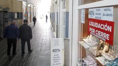 Los comercios alojados en el callej�n han empezado a liquidar su mercanc�a con descuentos. 
