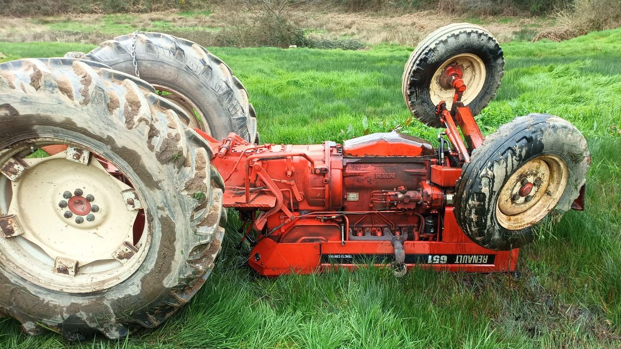Muere un hombre de 73 años en O Corgo tras volcar el tractor en el que trabajaba