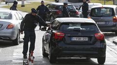 Un polic�a revisa un veh�culo en el acceso al aeropuerto de Bruselas tras los atentados