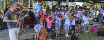 O exterior do dolmen de Dombate, co meg�lito ao fondo, foi onte un espazo de luxo para escoitar o concerto da formaci�n de viol�ns. 