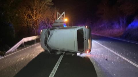 El coche volcó sobre su lado izquierdo cuando circulaba por la N-VI en Baralla.