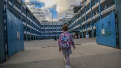 Una niña palestina va caminando al colegio, en agosto del 2020