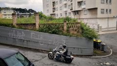 Solar abandonado y lleno de maleza entre las calles Juan Darriba, Manuel Ferrol y O Birloque, en A Coru�a