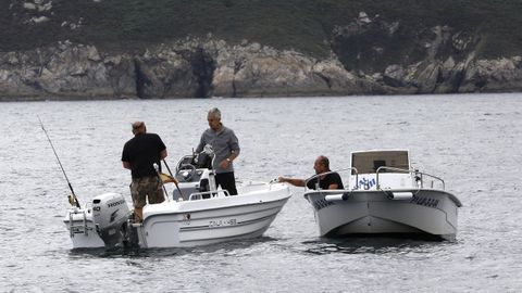 Pescadores recreativos en la ría de Viveiro, en una imagen del verano del 2023