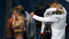 Imagen del momento de la celebraci�n del oro en salto sincronizado de trampol�n de Jack Laugher y Chris Mears
