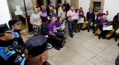 Los afectados siguieron el pleno en la sala de prensa y en un pasillo de Raxoi y a su conclusi�n protagonizaron una sonora protesta.