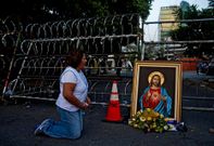 Una seguidora de la derechista Arena reza frente al Tribunal Supremo Electoral.