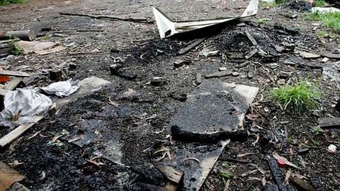 Restos de pl�stico quemado en una de las fincas.