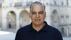 Mario Fern�ndez posa bajo la sombra de la plaza Mayor de Ourense.