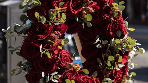 Flores cerca de la estrella de la fama en Hollywood