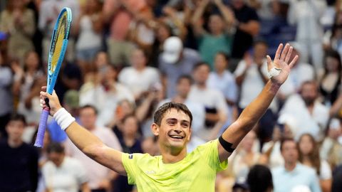 El argentino Mariano Navone celebrando su victoria ante Djokovic