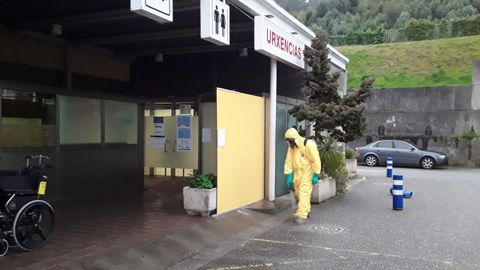 Personal del GES de Cervo desinfectando el exterior del Hospital da Mariña, en Burela