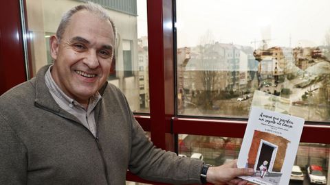 Ram&oacute;n Nicol&aacute;s vive no Calvario, o barrio en que naceu Caama&ntilde;o, e al&iacute; traballa tam&eacute;n, no IES Castelao, onde o amosa esta imaxe.