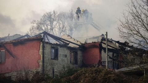 Los bomberos de O Carballio atacaron el fuego desde arriba con una autoescalera.