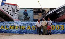 De izquierda a derecha, Manuel Torreiro, Ram�n Fraga y Juan Barrio ante la falla del a�o 2003.