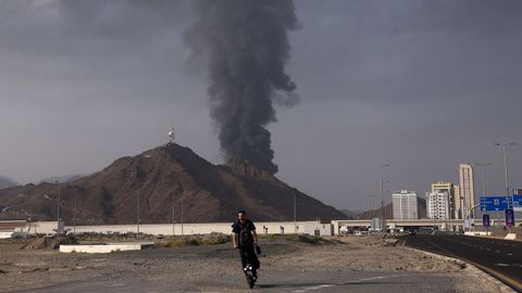 Columna de humo tras el ataque de Ir�n a la terminal de petr�leo Fujairah (Emiratos �rabes Unidos), que permite bombear crudo pro gasoducto.