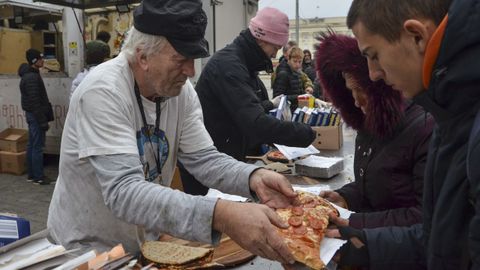 Volunarios brit�nicos reparten pizas a los habitantes de Jers�n.