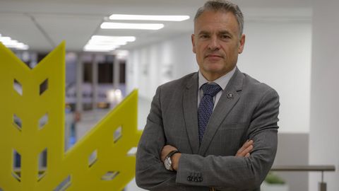 Jos� Manuel L�pez, na oficina central de Caixa Rural
