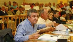 Vi�a, en un pleno reciente, con asistencia de vecinos que protestaban. 
