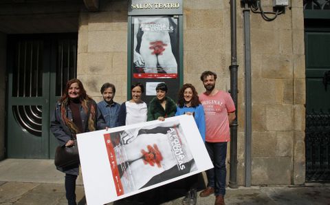 El elenco de actores y la productora junto a la directora del CDG, ayer