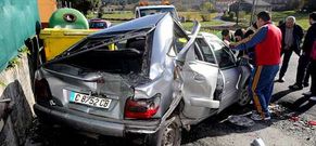 El Citro�n estacionado qued� estrozado por el impacto del Seat C�rdoba.