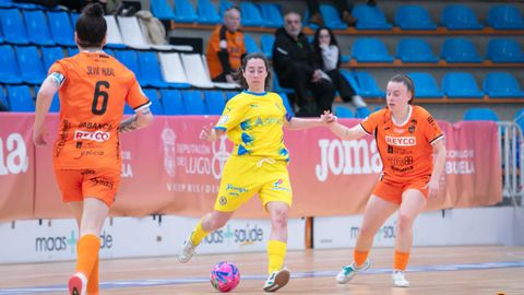 Cris Blanco, que anot&oacute; el primer tanto de las burelistas en Melilla, presiona a la alfarera Aida de Miguel en el &uacute;ltimos partidos disputado en Vista Alegre