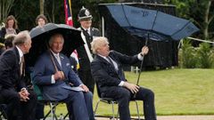 El prncipe Carlos de Inglaterra y el primer ministro Boris Johson, durante un homenaje a la polica en julio