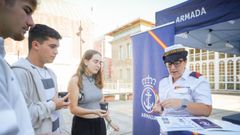 La cabo Alba Miguens, atendiendo a unos j&oacute;venes este jueves en el campus