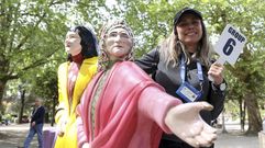 La gu�a Emma Guti�rrez-Castro, en la Alameda, con Las Mar�as, protagonistas en la nueva edici�n de Patrimonio C, un programa de rutas en gallego dirigidas a los vecinos de la ciudad que indaga en las historias humanas y relaciones personales que marcaron la historia y la memoria colectiva de Santiago.