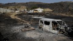 Veh�culos calcinados en la localizada zaragozana de Ataca, un incendio que se ha logrado estabilizar