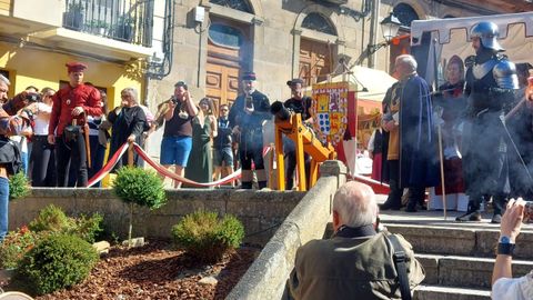 La Feira Medieval fue inaugurada oficialmente con el disparo de una bombarda en la plaza de Espa�a 