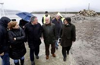 Jos� Juan Dur�n, entre Daniel Rego (PP) y el alcalde, Manuel Valeriano Alonso.