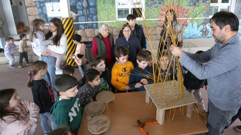 El Campanario, en la imagen durante un taller de cester�a, es uno de los que cambiar� de director