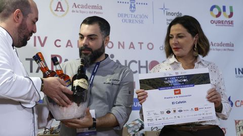 Rubén Fernández, de El Cafetín de Pontevedra, recogiendo el premio a la innovación de la cuarta edición del Campeonato de Tapas y Pinchos de Galicia.