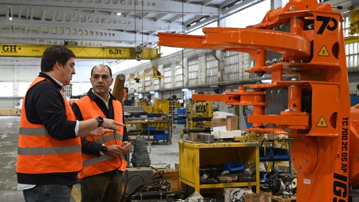 El director de Xera, a la derecha, en una empresa de fabricaci�n de tecnolog�a forestal