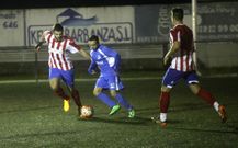 El agui�ense Carlos, en el centro, en el choque ante el Sar. 