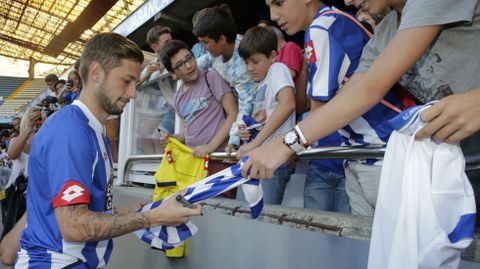 Fede Cartabria firma camisetas a los aficionados blanquiazules.