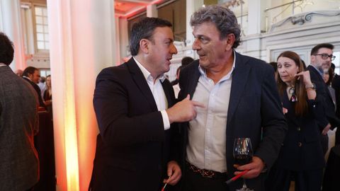 Valentín González Formoso, presidente de la Diputación de A Coruña, con Santiago Pérez, director gerente y miembro del consejo de administración de La Voz.