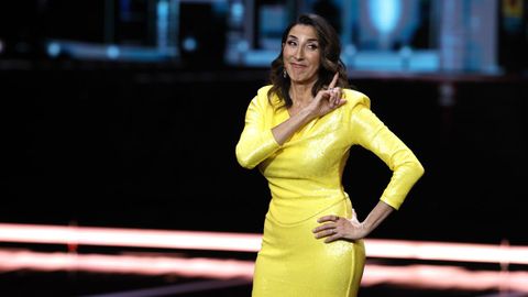 Paz Padilla luci� un vestido de la firma Koahari en color amarillo con abertura en un lateral, manga francesa y hombreras