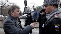Yavlinski discute con un polic�a el 14 de enero
