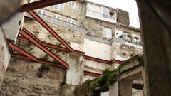 R�a San Paio. En la imagen, el interior del que fuera el primer Fucolois, un pub de moda de los a�os 80 y 90. El cierre del local estuvo rodeado de pol�mica, al tramitarse un expediente de ruina con el pub en funcionamiento. Ahora solo queda en pie su lareira, un muro central y las paredes apuntaladas.