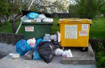 El servicio de recogida de basuras de A Estrada genera bastantes quejas en la zona rural. 