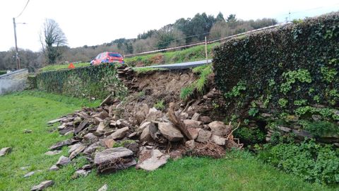 Ca�da de un muro en el kil�metro 5, en Pi�eiro, de la v�a provincial que une Lugo y Gunt�n